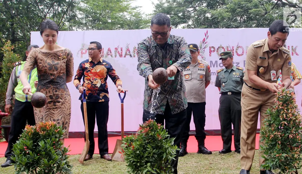 Executive Director PT. Lippo Karawaci Caroline Riady, Sekditjen Kementerian LHK Yuliarto Joko Putranto dan Walikota Jakarta Barat Rustam Effendi secara simbolis menyiram 2074 pohon pucuk merah di The St. Moritz Penthouses & Residence, Jakarta, Kamis (12/9/2019). (Liputan6.com/HO/Jenny)