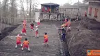 Citizen6, Temanggung: Siswa/i melakukan olahraga voli di lapangan yang penuh dengan material letusan Gunung Bromo. (Pengirim: SDN Ngadirejo)