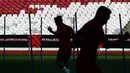 Pemain tengah timnas Indonesia, Egy Maulana Vikri (kiri) saat latihan jelang laga perdana Piala AFF 2022 di Stadion Utama Gelora Bung Karno, Jakarta, Selasa (20/12/2022). Timnas Indonesia akan melakoni laga perdana turnamen Piala AFF 2022 melawan Kamboja pada Jumat (23/12) di SUGBK. (Liputan6.com/Helmi Fithriansyah)
