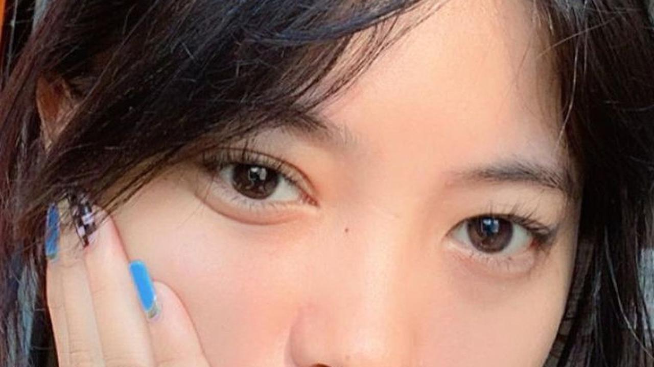 Wajah menatap tajam ke kamera memberi kesan tersendiri dari pesona perempuan asal Bandung ini.