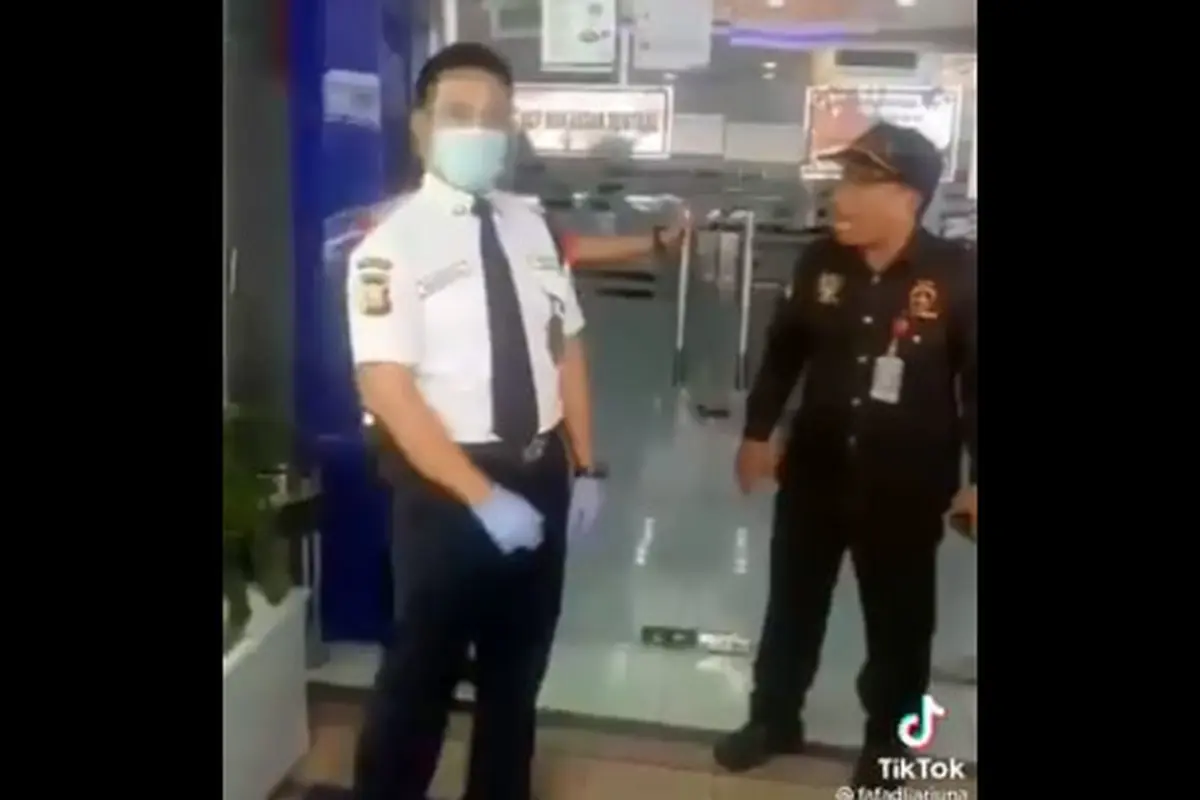 Viral, Aksi Satpam Bersikeras Larang Pengunjung Tak Pakai Masker Masuk Bank