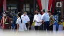 Presiden Joko Widodo (tengah) didampingi Menkes Budi Gunadi Sadikin (kanan) serta Menhub Budi Karya Sumadi (kiri) dan Gubernur DKI Jakarta Anies Baswedan meninjau vaksinasi COVID-19 massal pelaku transportasi di Terminal Kampung Rambutan, Jakarta, Kamis (10/6/2021). (Liputan6.com/Herman Zakharia)
