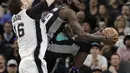 Aksi pemain Sacramento Kings, JaKarr Sampson (kanan) berusaha mencetak poin saat diadang pemain Spurs, Pau Gasol (16) pada laga NBA basketball game di A&T Center, San Antonio, (9/4/2018). Spurs menang 98-85. (AP/Eric Gay)