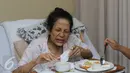 Bintang film senior, Yenny Farida sedang menjalani perawatan intensif di rumah sakit Mitra Keluarga, Depok, Jumat (3/6). Yenny menderita penyakit diabetes sejak lima tahun terakhir. (Liputan6.com/Herman Zakharia)