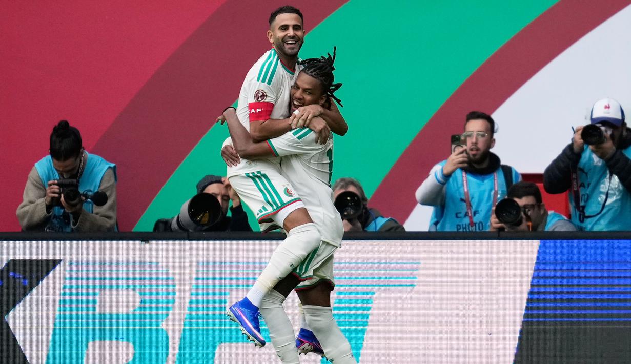 Pemain Aljazira, Riyad Mahrez (kiri) merayakan gol bersama rekannya, Hicham Boudaoui dalam laga Grup E Piala Afrika 2025 melawan Sudan di Moulay Hassan Stadium, Rabat, Maroko, Rabu (24/12/2025) malam waktu setempat. (Bola.com/Mosa'ab Elshamy)