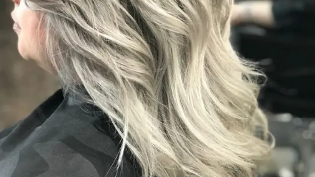 7 Rahasia Rambut Abu-Abu Terlihat Keren
