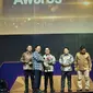 Wakil Bupati Kukar Rendi Solihin saat menerima penghargaan Merdeka Award yang diberikan Direktur SCM Imam Sodjarwo