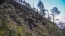 Relawan memadamkan api di Taman Nasional Bromo Tengger Semeru dekat Gunung Bromo di Pasuruan, Jawa Timur, Senin, 10 Agustus 2026. (AFP/ Juni Kriswanto)