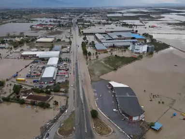 Air banjir dan lumpur menutupi daratan setelah hujan badai dengan rekor tertinggi di negara itu, di Larrisa, wilayah Thessaly, Yunani Tengah, Kamis, 7 September 2023. (AP Photo/Vaggelis Kousioras)