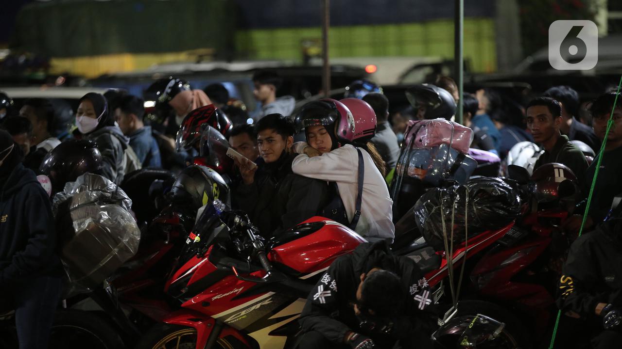 Pemudik sepeda motor padati pelabuhan merak