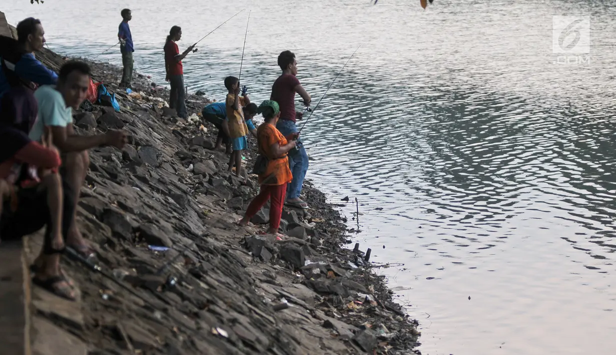 Sejumlah warga menikmati waktu ngabuburit dengan memancing di Setu Babakan Jagakarsa, Jakarta, Minggu (11/6). (Liputan6.com/Yoppy Renato)