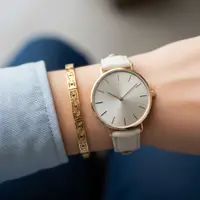 Kombinasi Gelang Emas Tipis dan Jam Tangan Klasik (AI)