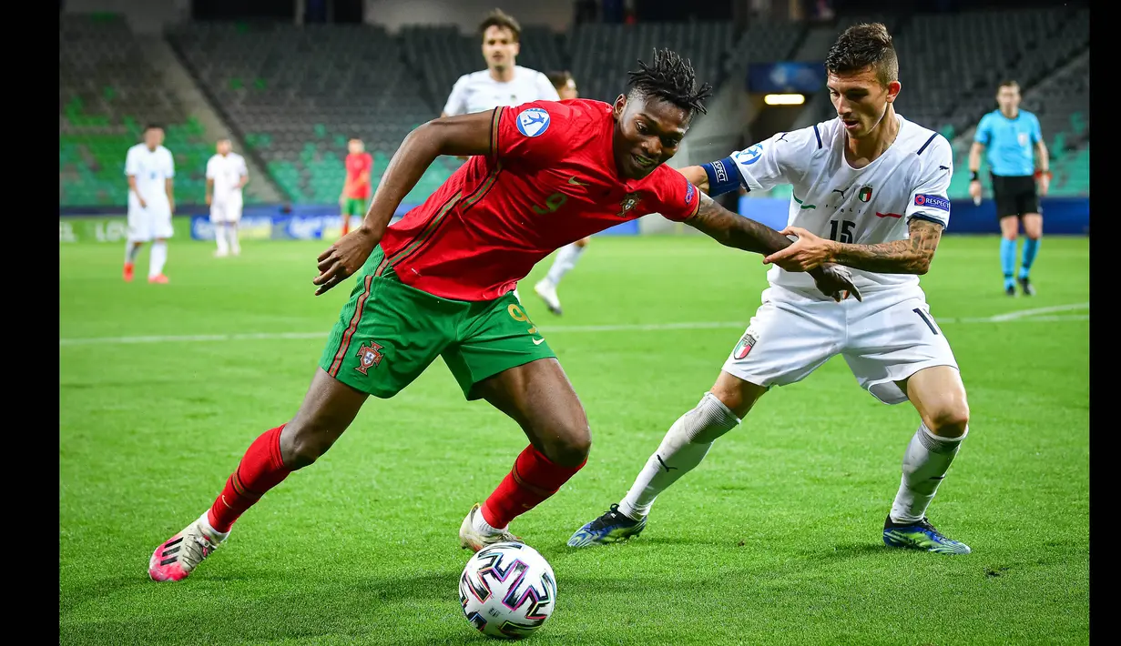 Kebangkitan AC Milan pada musim ini tak lepas dari Rafael Leao. Ia berhasil mencetak 11 gol dan 6 asis dari 33 penampilannya. Meski harus bersaing dengan Bernando Silva, kontribusi Leao di Timnas Portugal patut untuk dinantikan. (AFP/Jure Makovec)