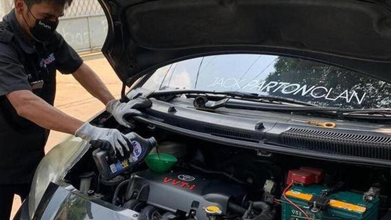 Cara Sederhana untuk Memeriksa Kualitas Oli Kendaraan Anda