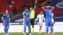 Wasit memberikan kartu merah kepada pemain Islandia, Birkir Saevarsson, saat melawan Inggris pada laga UEFA Nations League di Stadion Wembley, Kamis (19/11/2020). Inggris menang dengan skor 4-0. (Michael Regan/Pool via AP)
