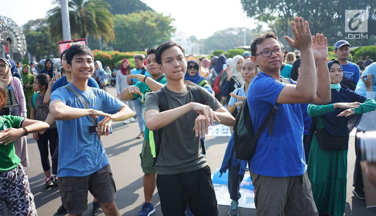 Peserta melakukan tarian Flashmob dalam kegiatan Pawai Tolak Plastik Sekali Pakai di Lapangan Aspirasi Monas, Jakarta, Minggu (21/7/2019). Pawai bebas plastik ini akan menjadi aksi terbesar di Indonesia untuk menolak penggunaan plastik sekali pakai. (Liputan6.com/Immanuel Antonius)