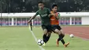 Pemain Timnas Indonesia U-23, Sani Rizki, berebut bola dengan Samuel Christianson saat internal game di Stadion Madya, Jakarta, Jumat(8/3). Latihan ini merupakan persiapan jelang kualifikasi Piala AFC U-23 di Vietnam. (Bola.com/Yoppy Renato)