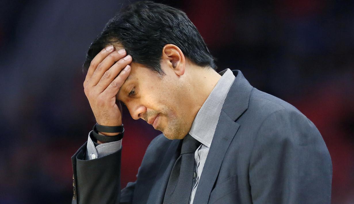 Ekspresi pelatih Miami Heat, Erik Spoelstra saat timnya kalah dari Detroit Pistons pada laga NBA basketball game di Little Caesars Arena, Detroit, (12/11/2017). Detroit Pistons menang 112-103. (AP/Duane Burleson)