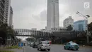 Kendaraan melintas di dekat Jembatan Penyebarangan Orang (JPO) di Jalan Sudirman, Jakarta, Rabu (28/8/2019). Pemprov DKI Jakarta akan membangun 15 jembatan penyeberangan orang (JPO) berkonsep modern atau futuristik pada 2020.  (Liputan6.com/Faizal Fanani)