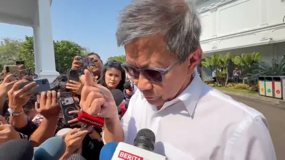 Finger Heart Rocky Gerung untuk Dua Tahun Prabowo-Gibran