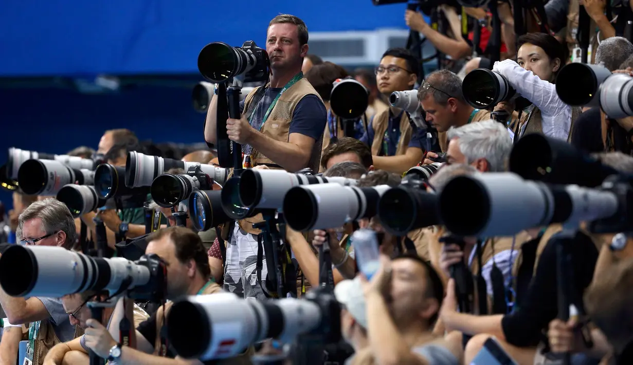 Para fotografer bersiap mengambil gambar balap renang gaya bebas putra kelas 100 meter dalam Olimpiade Rio 2016 di Rio de Janeiro, Brasil (9/8). (REUTERS / David Gray)