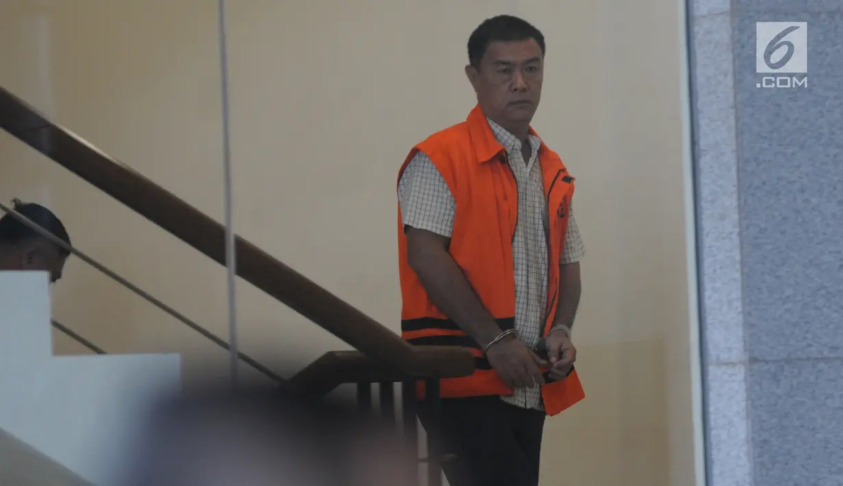 Pengusaha dan mantan tim sukses Bupati Talaud, Benhur Lalenoh menaiki tangga akan menjalan pemeriksaan lanjutan di Gedung KPK, Jakarta, Rabu (19/6/2019). Benhur Lalenoh diperiksa sebagai tersangka terkait dugaan suap proyek pembangan pasar di Kabupaten Kepulauan Talaud. (merdeka.com/Dwi Narwoko)