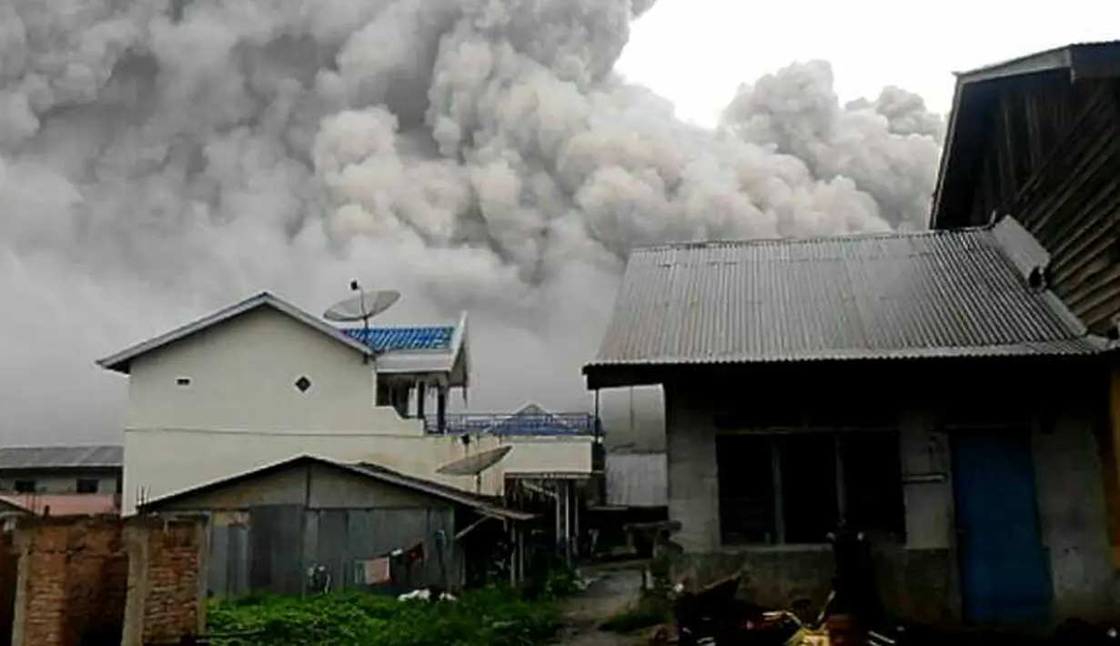 Kepulan awan panas Gunung Sinabung, Kabupaten Karo, Sumatera Utara, (22/5). Luncuran awan panas Gunung Sinabung yang terjadi sejak dan sebagian warga telah di evakuasi. (Tuty/Basarnas)