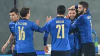 Pemain Italia merayakan gol yang dicetak Vincenzo Grifo ke gawang Estonia pada laga uji coba di Stadion Artemino Franchi, Kamis (12/11/2020) dini hari WIB. Italia menang 4-0 atas Estonia. (AFP/Alberto Pizzoli)