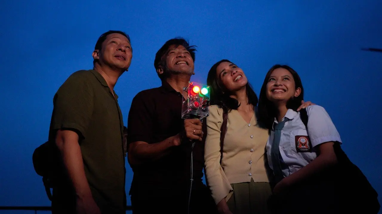 Ringgo Agus Rahman, Donny Damara, Marsha Timothy, dan Hanggini dalam film Kembang Api. (Foto: Netflix)