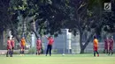 Pelatih Persija, Stefano Cugurra (tengah) memberi arahan pada timnya saat latihan di Lapangan A Kompleks GBK Jakarta, Jumat (11/5). Persija akan melakoni laga kandang melawan Madura United, Sabtu (11/5). (Liputan6.com/Helmi Fithriansyah)