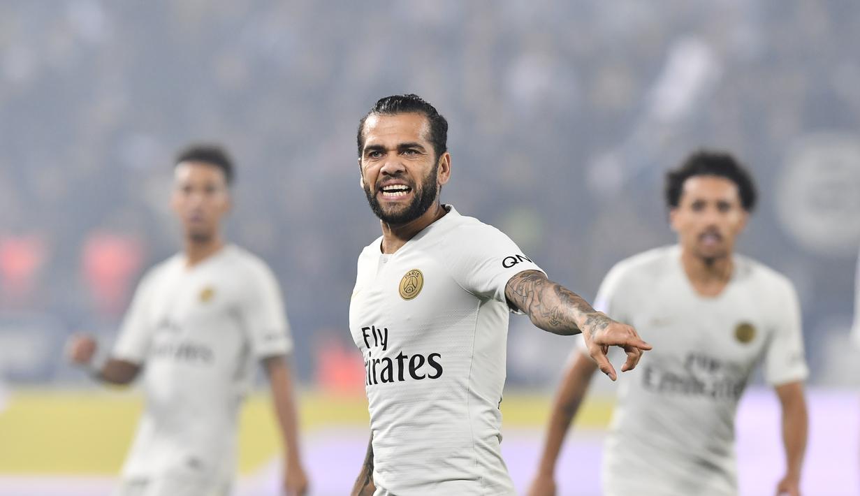 2. Dani Alves - Setelah hanya memiliki Zabaleta saat itu sebagai bek sayap, Pep ingin menambah skuad lagi. Muncul nama Kyle Walker sebagai opsi, namun mendatangakan Alves dirasa paling efektif. (AFP/Nicolas Tucat)