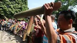 Aksi '1000 Kentongan Melawan Pengosongan Paksa' yang diikuti puluhan warga di Manggarai, Jakarta, Minggu (30/7). Mereka menolak digusur PT KAI dari rumah negara yang telah di huni lebih dari 30 tahun oleh pensiunan. (Liputan6.com/Angga Yuniar)