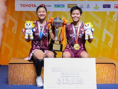 Pasangan ganda putri Indonesia, Amalia Cahaya Pratiwi/Siti Fadia Silva Ramadhanti berhasil keluar sebagai juara Thailand Masters 2026 yang berlangsung di Stadion Nimibutr, Bangkok, Thailand, Minggu (1/2/2026) siang WIB. (Dok. PBSI)