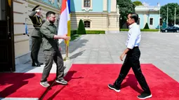 Presiden Joko Widodo atau Jokowi (kanan) disambut oleh Presiden Ukraina Volodymyr Zelenskyy (kiri) saat tiba di Istana Maryinsky, Kiev, Ukraina, Rabu (29/6/2022). Setelah penyambutan, kedua pemimpin negara tersebut masuk ke dalam Istana Maryinsky untuk melakukan sesi foto bersama dan dilanjutkan pertemuan tatap muka. (Foto: Biro Pers Sekretariat Presiden)