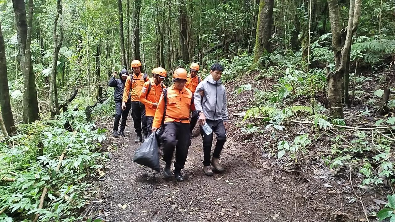 Pendaki 18 Tahun Diselamatkan Tim SAR di Gunung Agung