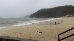 Pemandangan pantai sebelum Badai Agatha mendarat di Huatulco, Negara Bagian Oaxaca, Meksiko pada Senin (30/5/2022). Badai Agatha, yang pertama musim ini, mendarat pada hari Senin di dekat serangkaian resor pantai di Pantai Pasifik Meksiko, di mana penduduk dan turis bersembunyi di tempat perlindungan badai. (Gil OBED / AFP)