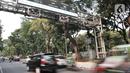 Kendaraan melintasi gerbang Electronic Road Pricing (ERP) di Jalan Medan Merdeka Barat, Jakarta, Rabu (20/11/2019). DKI Jakarta akan mengimplementasikan konsep ERP mulai tahun 2020. (merdeka.com/Iqbal Nugroho)