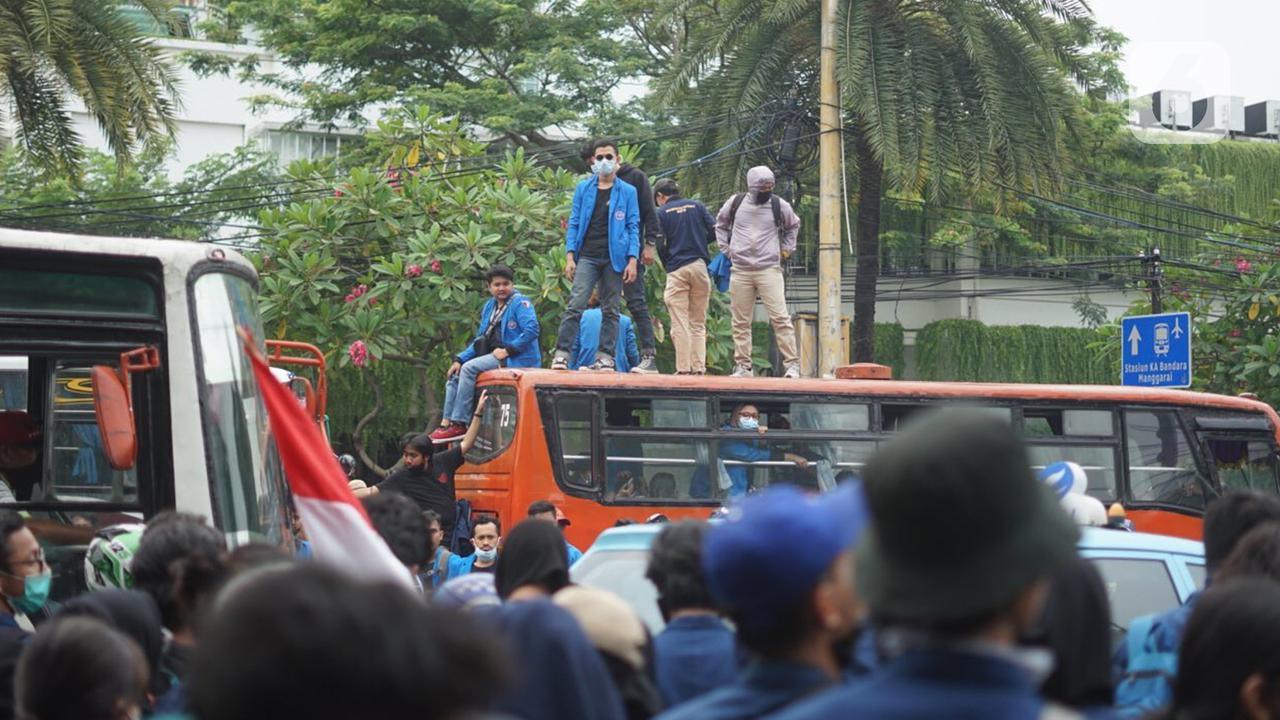 Mahasiswa, Buruh dan Pelajar Kumpul di Tugu Proklamasi Sebelum Bergerak ke Istana