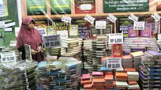 Pengunjung melihat buku yang hendak dibeli pada pameran Islamic Book Fair 2016 di Jakarta, Selasa (1/3). Ratusan penerbit meramaikan pameran buku keislaman terbesar di Indonesia itu dengan penawaran diskon mulai dari 20%-80%. (Liputan6.com/Angga Yuniar)