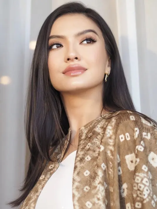 Dengan batik tyang dijadikan atasan, ia hadirkan gaya chic yang anggun.  [@ralineshah]