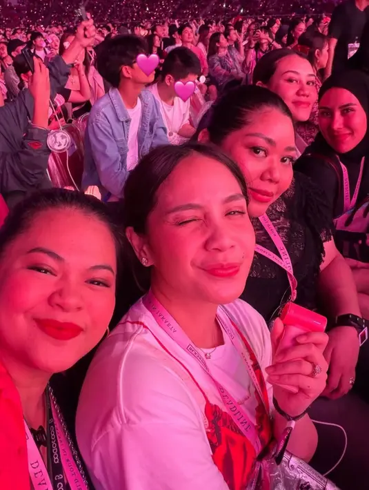 Nagita Slavina tak pernah absen dari konser Blackpink. Kali ini mengenakan atasan t shirt putih sambil membawa tas Louis Vuitton silver.  [@utibuncis]