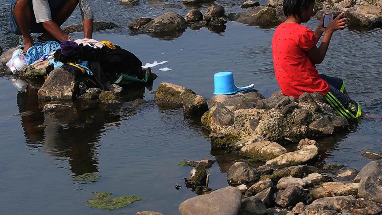 Sebagaimana yang terlihat pada Sabtu (7/10/2023), aliran sungai di depan pintu air Bendungan Cibeet tampak nyaris kering.