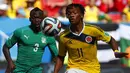 Pemain belakang Pantai Gading, Arthur Boka (kiri) berusaha merebut bola dari gelandang Kolombia, Juan Cuadrado, saat berlaga di penyisihan Piala Dunia 2014 Grup C di Stadion National Mane Garrincha, Brasil, (19/6/2014). (REUTERS/Paul Hanna) 