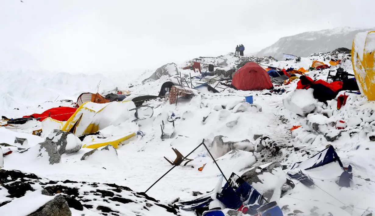 Penampakan tenda para pendaki yang terkena longsoran salju akibat gempa berkekuatan 7.8 skala Richter yang melanda Nepal, Sabtu (25/4/2015). (AFP Photo/Roberto Schmidt)