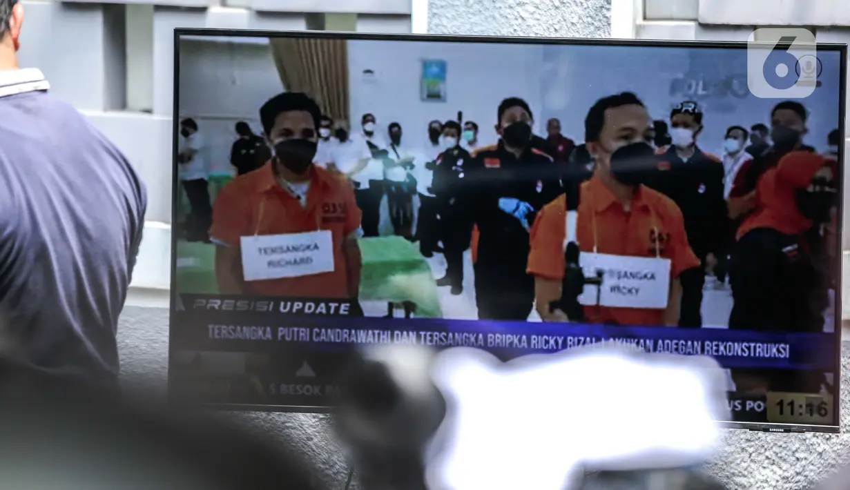 Sebuah layar monitor menayangkan reka adegan saat rekonstruksi kasus dugaan pembunuhan berencana Brigadir J di kawasan Duren Tiga, Jakarta, Selasa (30/8/2022). Lima tersangka dihadirkan dalam Rekontruksi kasus dugaan pembunuhan Brigadir J alias Nofriansyah Yosua Hutabarat. (Liputan6.com/Faizal Fanani)