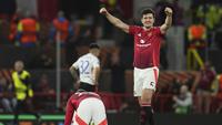 Pemain Manchester United, Harry Maguire merayakan kemenangan timnya atas Lyon dalam laga leg 2 perempat final Liga Europa 2024/2025 di Old Trafford, Manchester, Inggris, Jumat (18/04/2025) WIB. (AP Photo/Jon Super)