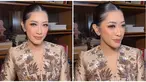 Potret detail makeup Aliya Rajasa bikin pangling. Wajah istri Ibas Yudhoyono ini dipoles oleh MUA Barry Irawan. Sementara rambutnya ditata oleh hair stylish Tri Helpy. Dengan polesan makeup flawless, Aliya Rajasa pancarkan pesonanya. Lipstik cokelat sedikit glossy dan blush on warna senada disesuaikan dengan busana yang dikenakan oleh anak kedua Hatta Rajasa ini. (Liputan6.com/IG/@ruby_26)