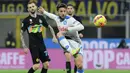 Napoli sukses menipiskan jarak pada menit ke-78 lewat tembakan roket yang dilepas Mertens dari luar kotak penalti. (AFP/Filippo Monteforte)