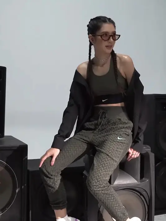 Mikha Tambayong justru pilih kenakan sport bra army dengan textured legging dan blazer hitam [@aurelie]