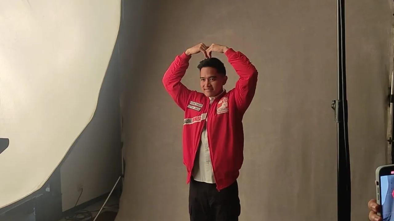 Saat itu, Kaesang juga terlihat menampilkan pose tanda 'love' ke hadapan kamera.<br>